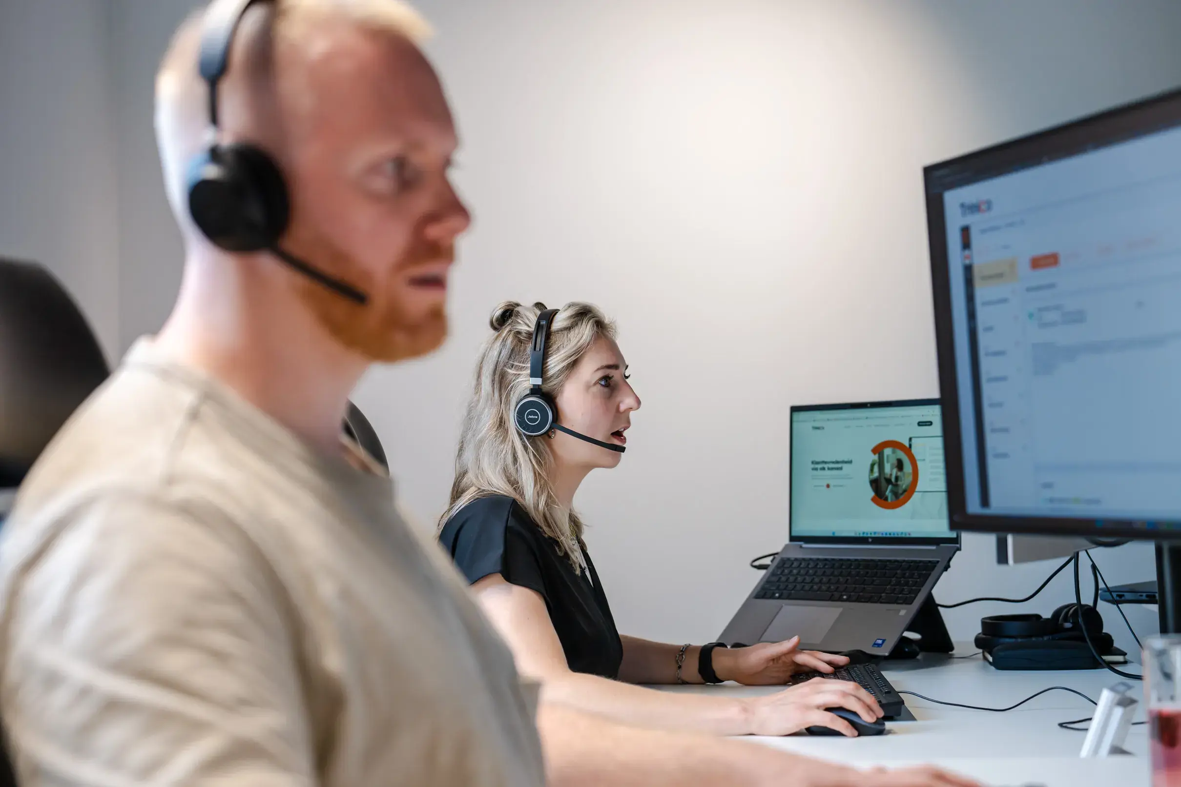Callcenter agent van TriniCo klantcontactsoftware voor klanttevredenheid