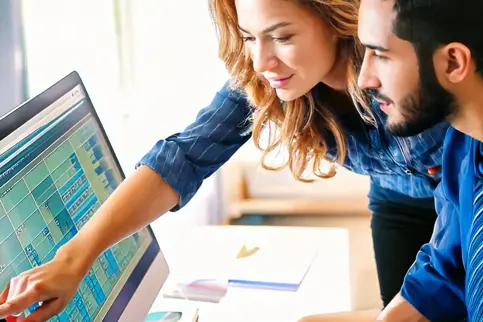 Firefly Software Support Man En Vrouw Achter Een Beeldscherm 79152