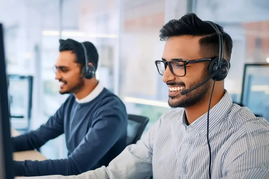 Firefly Twee Mannen In Een Callcenter, Naast Elkaar, Koptelefoon Op, Lachend 12070